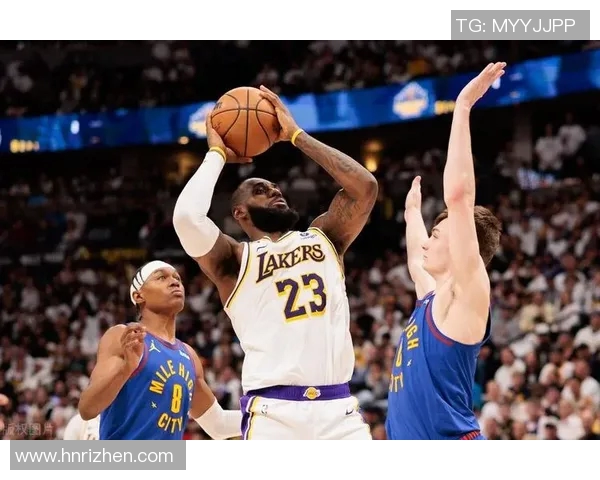 火箭队与勇士队激战正酣NBA赛场精彩瞬间回顾与分析 火箭队与勇士队激战正酣NBA赛场精彩瞬间回顾与分析